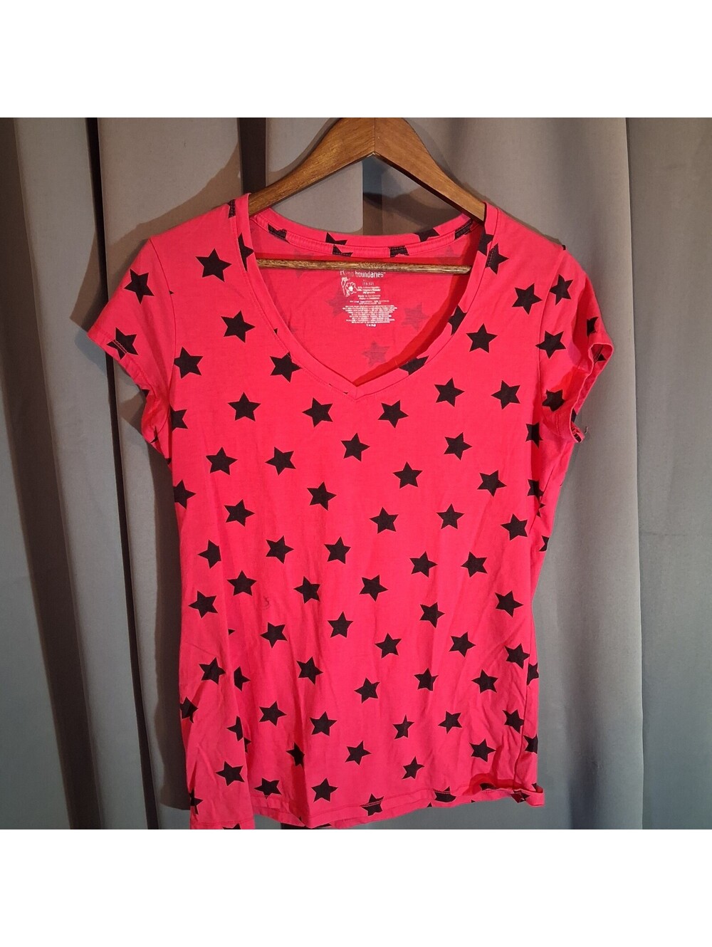 No Boundaries Women's Red Star Print V-Neck T-Shirt XL